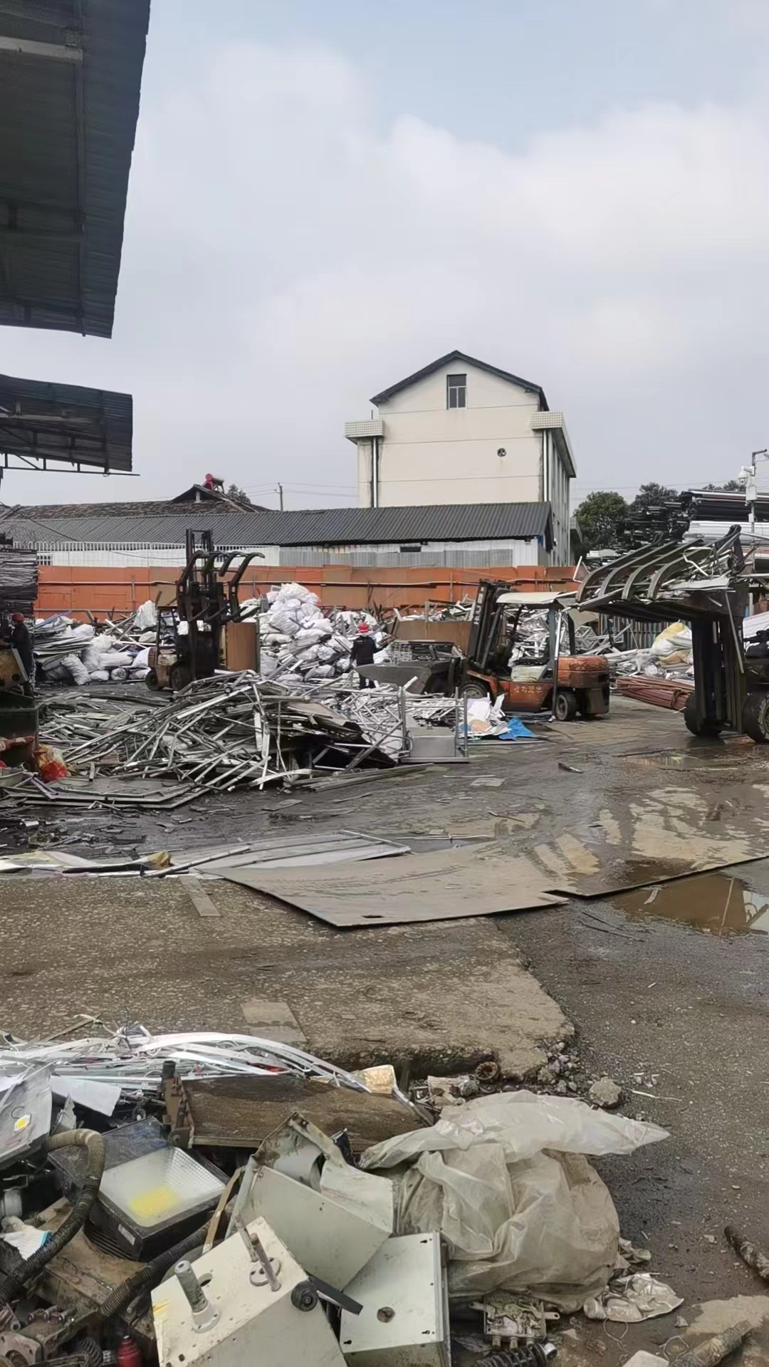 收購閑置廠礦，廢銅，廢鋁，廢鐵，各種機(jī)電設(shè)備等。